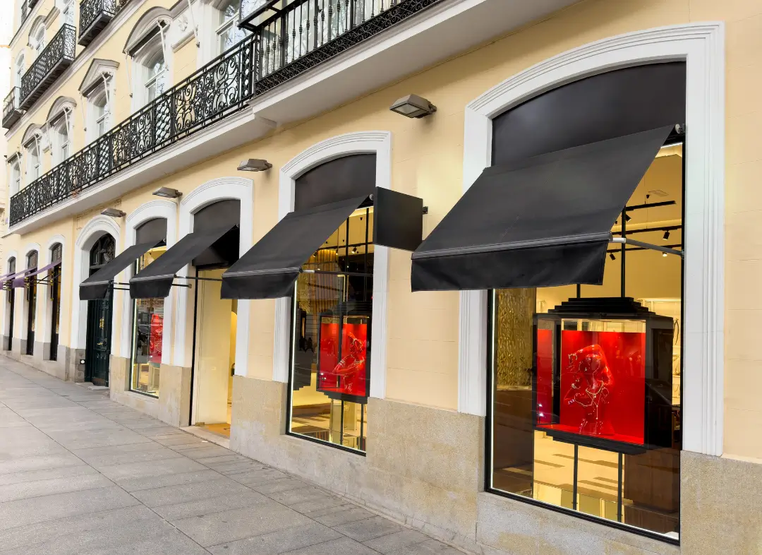 Façade vitrine de magasin en aluminium sur mesure à Entraigues-sur-la-Sorgue
